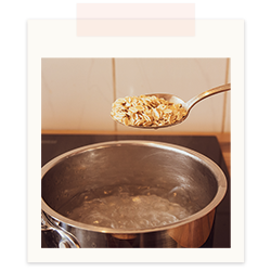 Photo verser les flocons d'avoine.