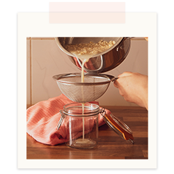 Photo verser la crème dans un récipient.