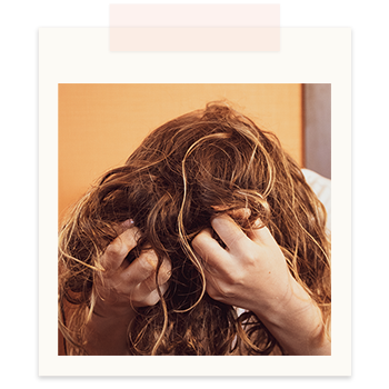 Photo scruncher ses cheveux.