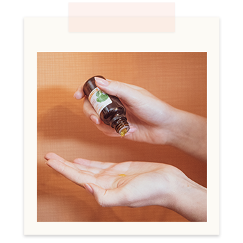 Photo foulard en soie noué autour de la tête.