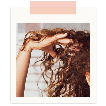 Photo main dans les cheveux